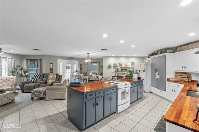 $299,900 | 7568 West Lakeshore Drive, Shreveport, LA 71107