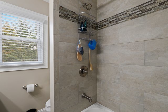 934 Spring Road Elmhurst, IL 60126 - Photo 20 of 27 a bathroom with a shower