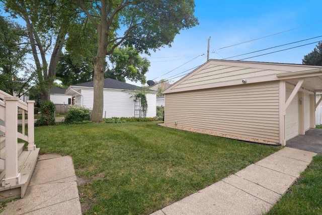 934 Spring Road Elmhurst, IL 60126 - Photo 25 of 27 a backyard of a house with lots of green space