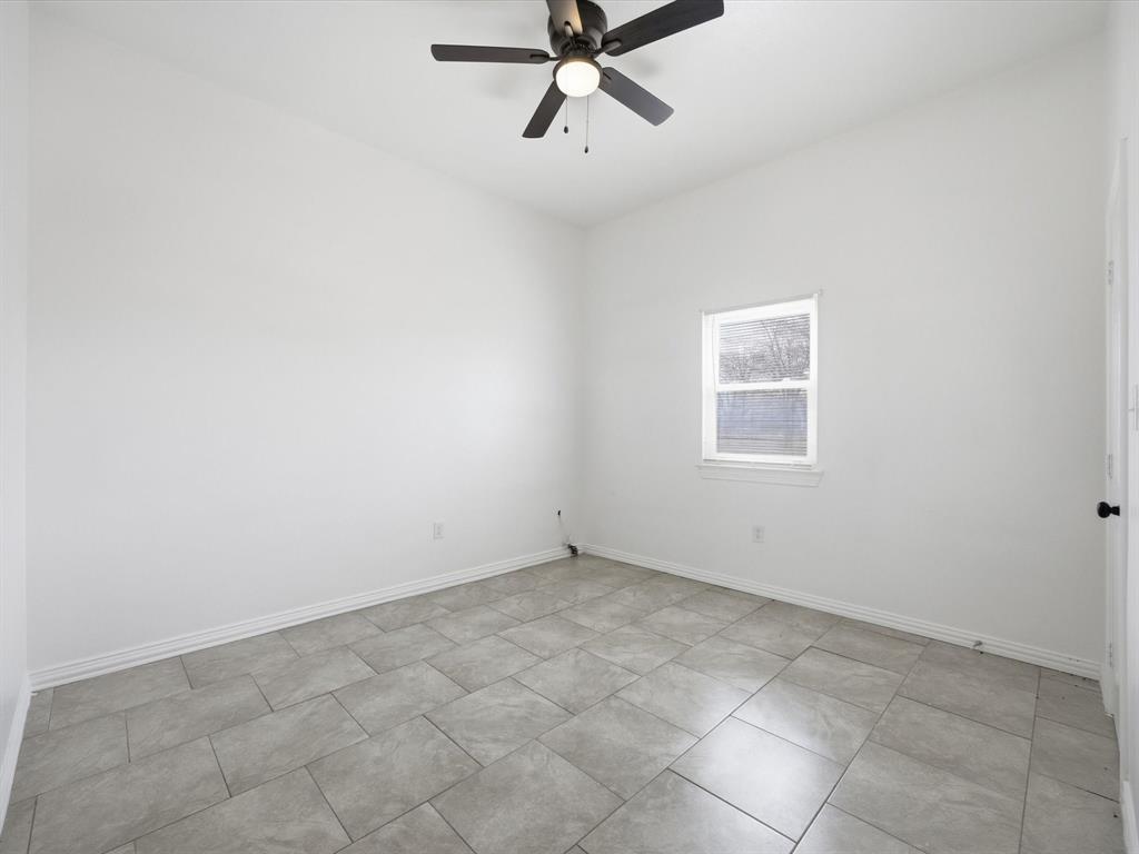 229 Morgan Road Italy, TX 76651 - Photo 33 of 40 an empty room with a ceiling fan and window