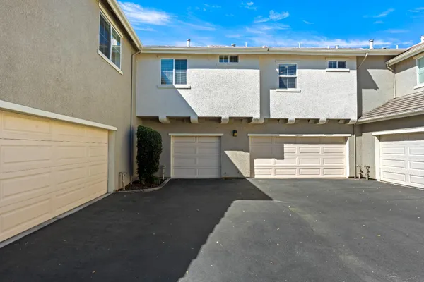 a view of a house with backyard