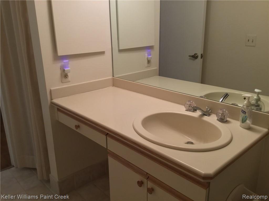 875 Green View Court, Unit 56 Rochester Hills, MI 48307 - Photo 18 of 29