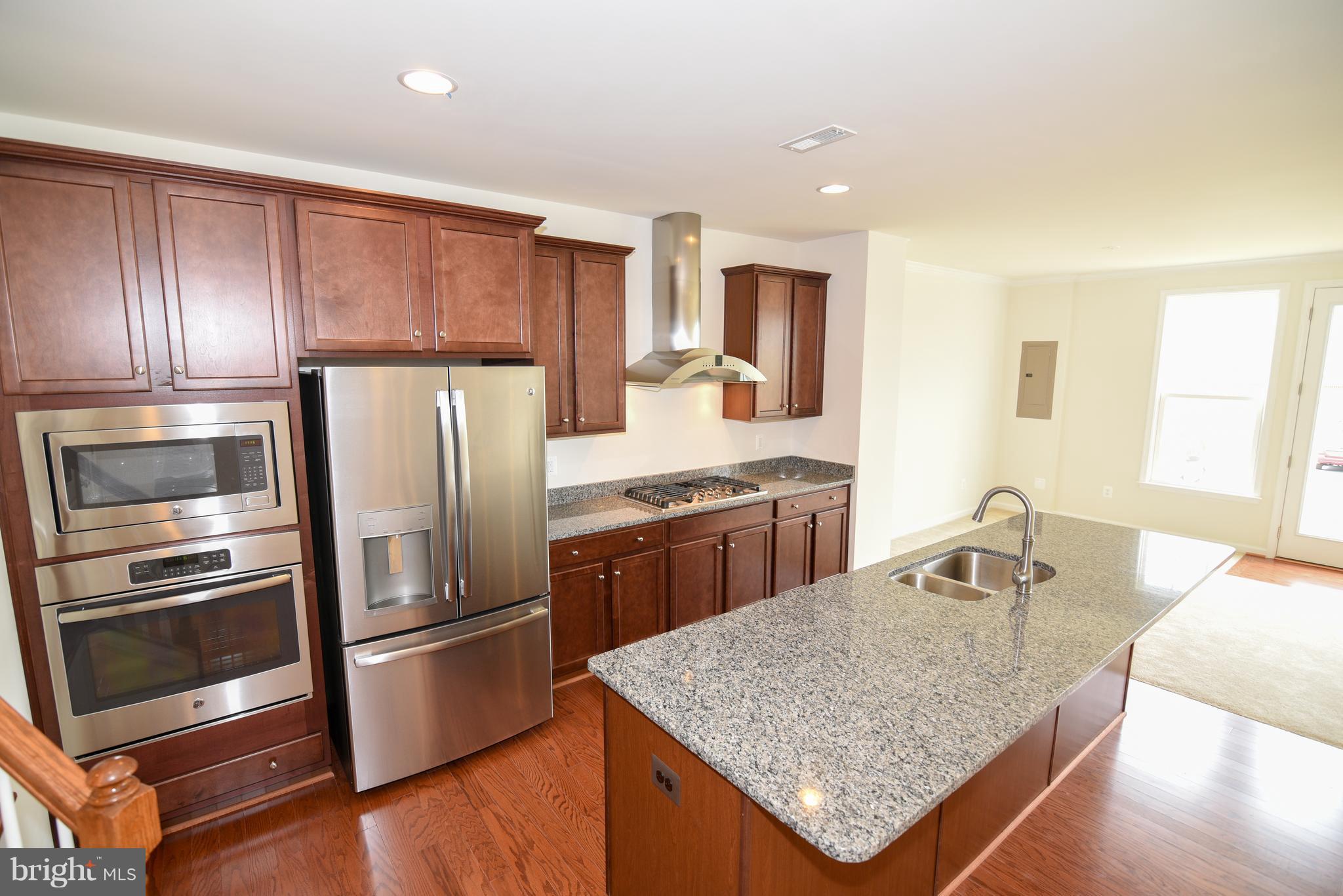 42459 Benfold Square Brambleton, VA 20148 - Photo 8 of 52 Kitchen