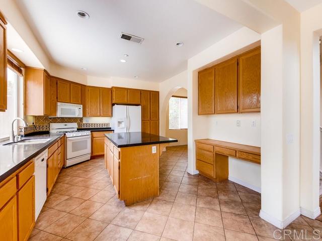 667 Poets Square Fallbrook, CA 92028 - Photo 5 of 20