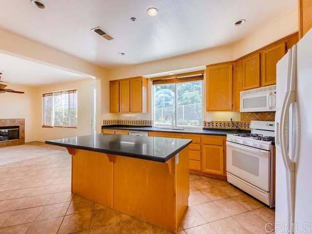 667 Poets Square Fallbrook, CA 92028 - Photo 7 of 20