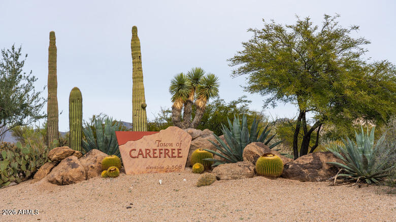 7402 Hum Road, Unit 19 Carefree, AZ 85377 - Photo 25 of 25 a view of a backyard with a fountain