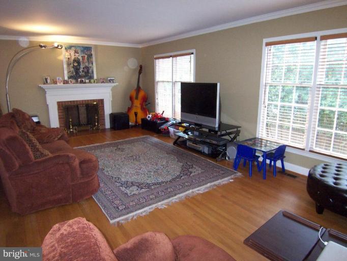 1317 South Glebe Road Arlington, VA 22204 - Photo 10 of 26 Living Room