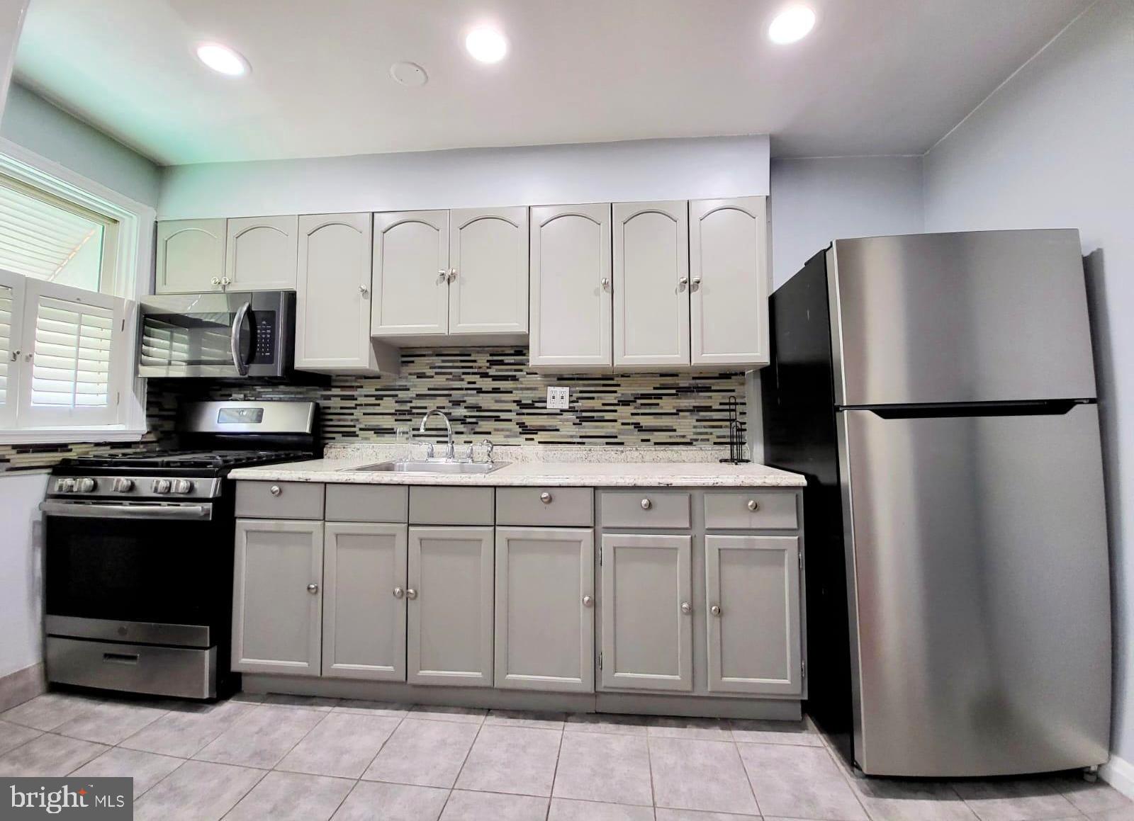 811 East Cold Spring Lane Baltimore, MD 21212 - Photo 2 of 8 Fully renovated kitchen