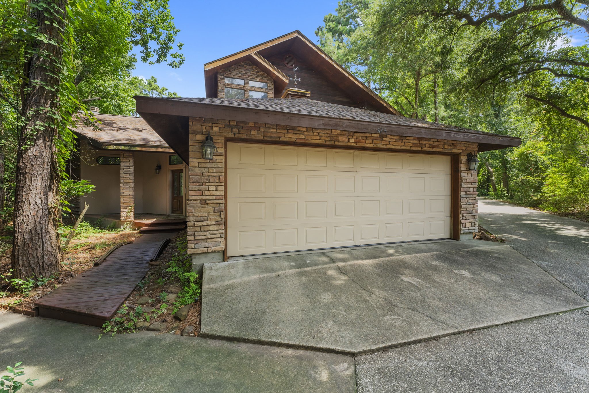 426 Nursery Road The Woodlands, TX 77380 - Photo 14 of 41 Guest House | 424 Nursery Road | 2,772 sq ft | Rent: $4,000 per month