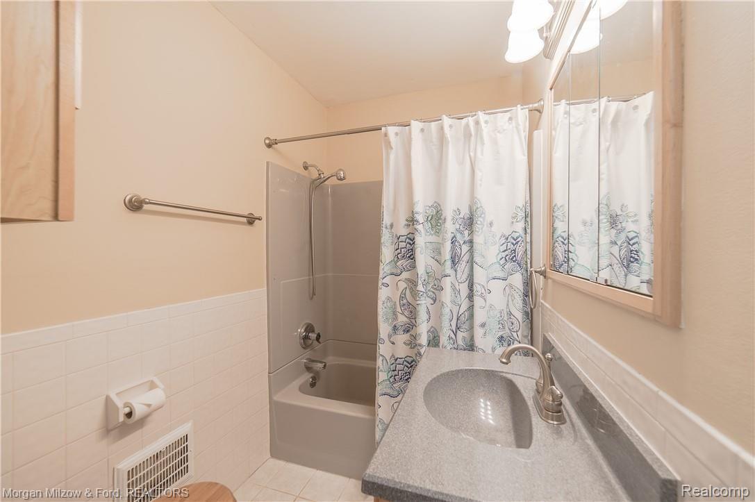 47050 Greenview Road Utica, MI 48317 - Photo 17 of 44 47050 Greenview-18.jpg