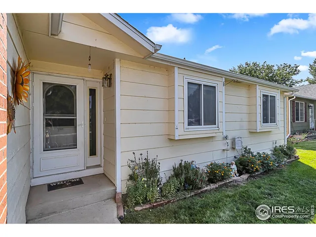 a view front of house with yard