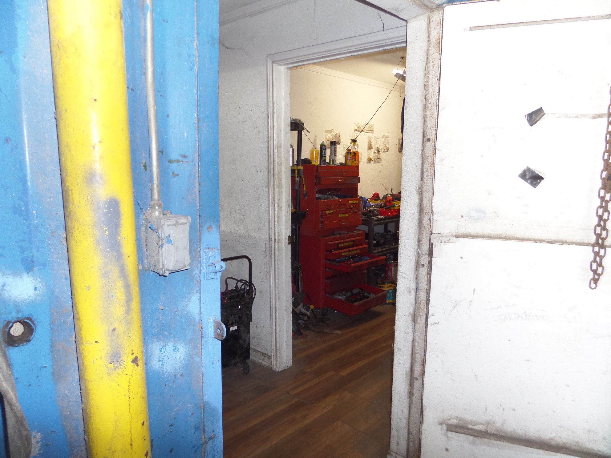 9700 Mykawa Road Houston, TX 77048 - Photo 27 of 48 a view of walk in closet