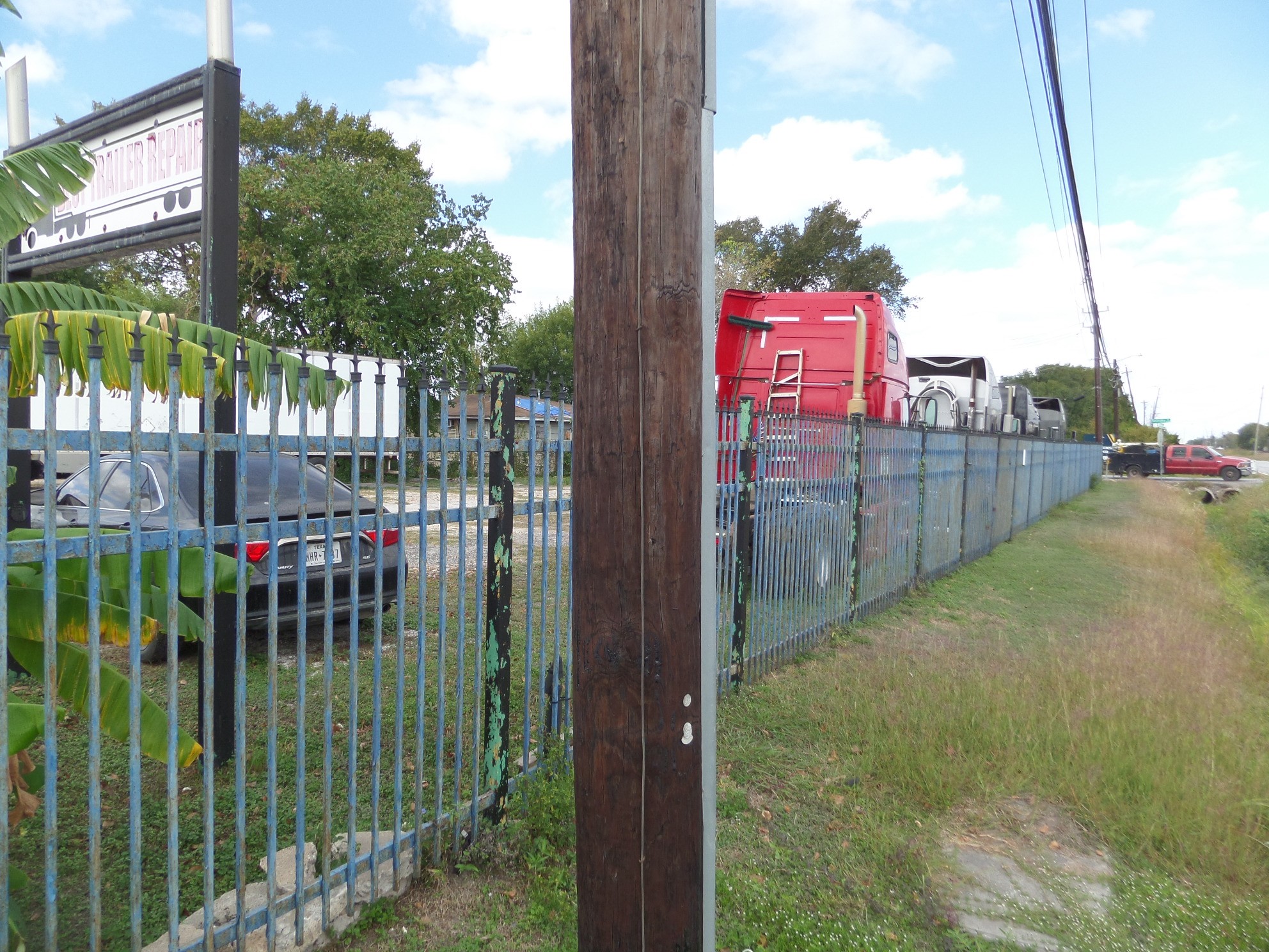 9700 Mykawa Road Houston, TX 77048 - Photo 47 of 48 a view of a garden from a corridor