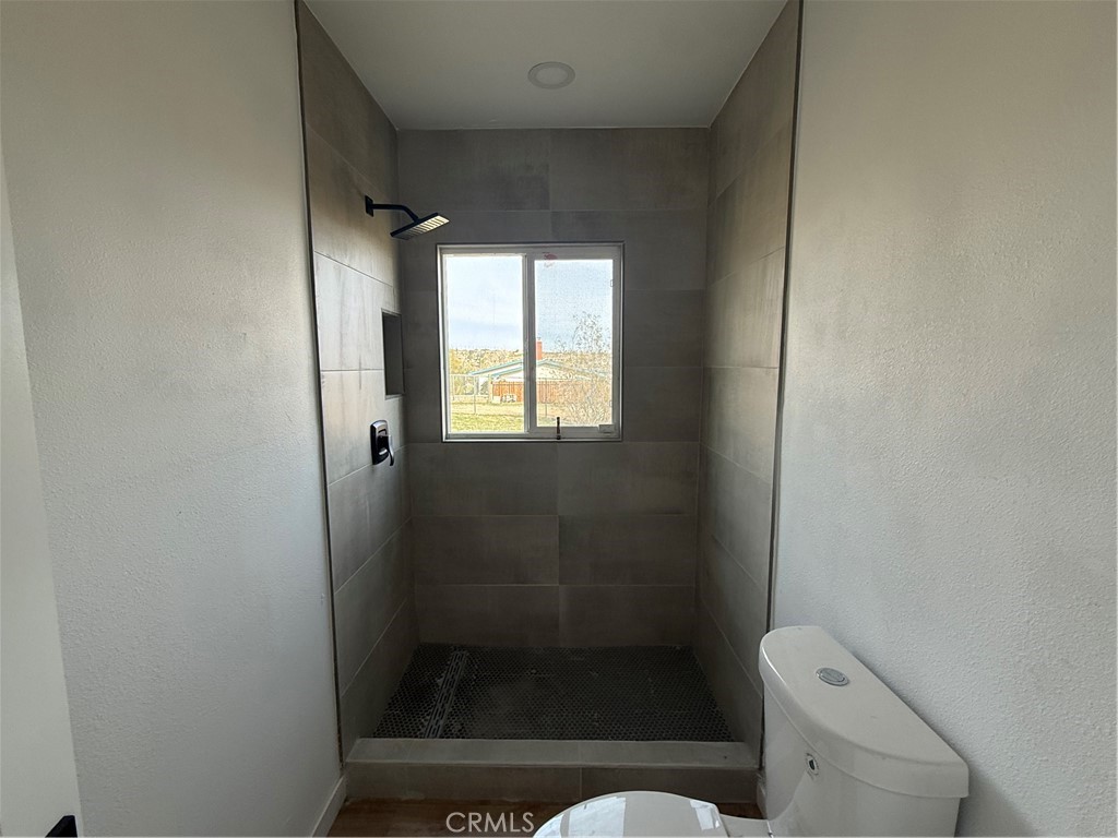 6459 Ruth Drive Yucca Valley, CA 92284 - Photo 21 of 24 Hall bath
