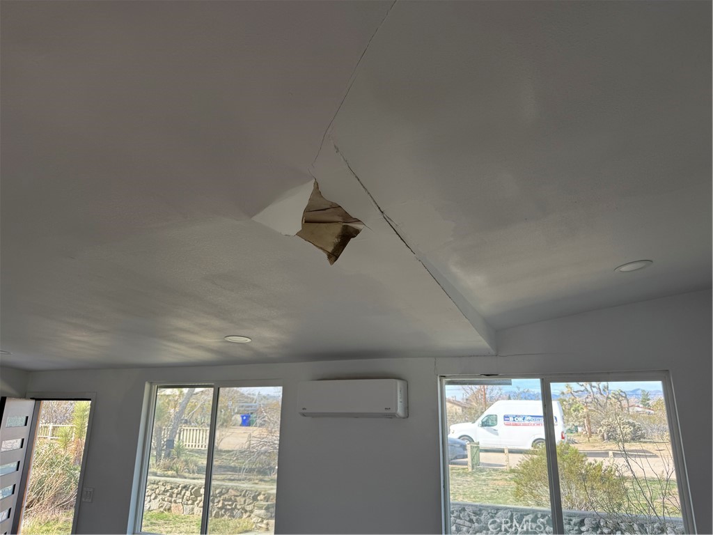 6459 Ruth Drive Yucca Valley, CA 92284 - Photo 8 of 24 Entry room