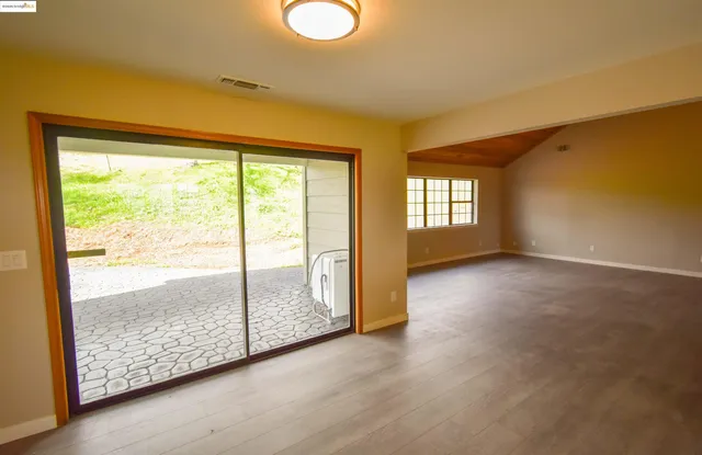 a view of livingroom with furniture