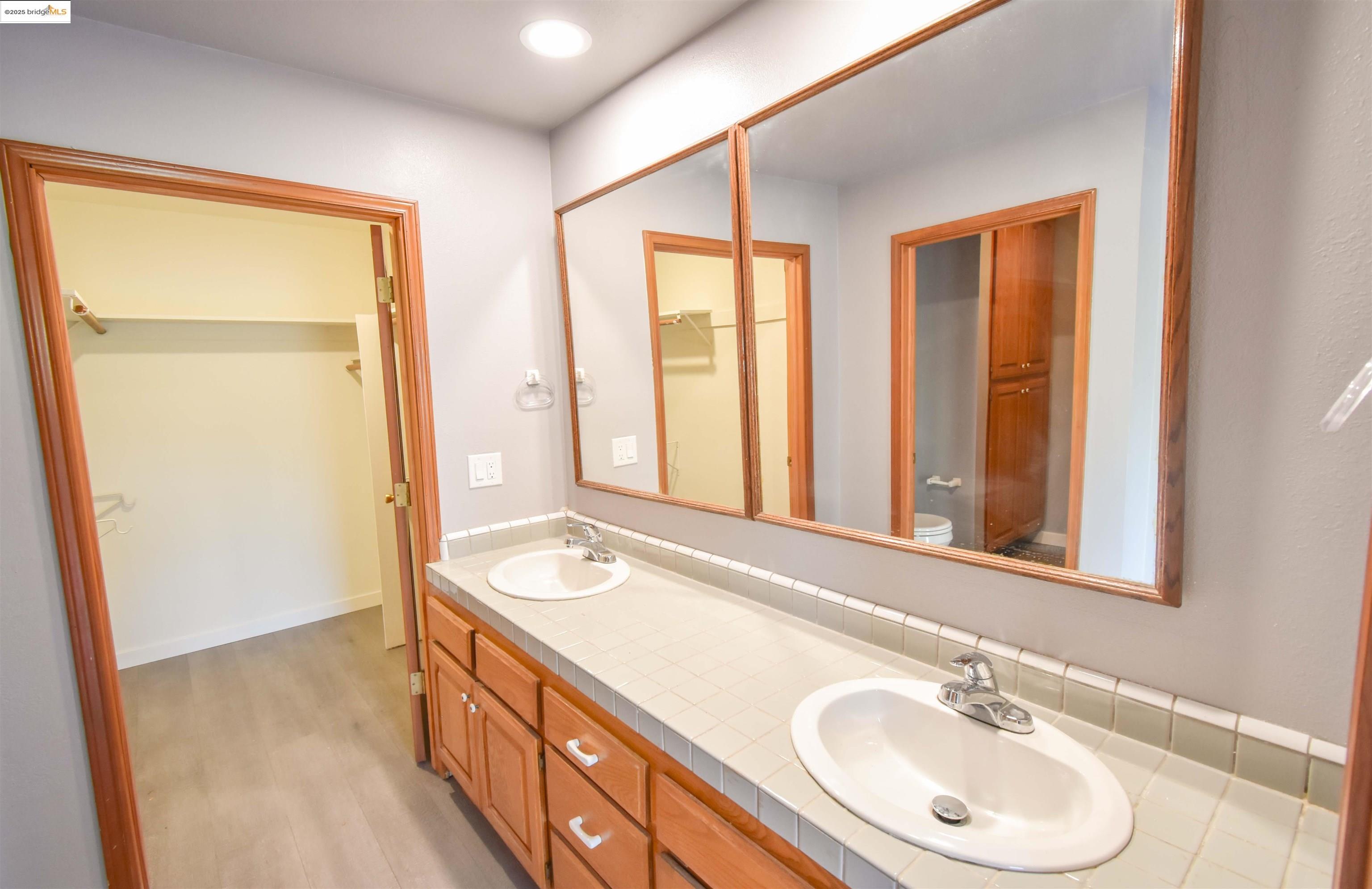 13300 Lone Bend Road Jamestown, CA 95327 - Photo 26 of 50 a bathroom with 2 sink and a mirror