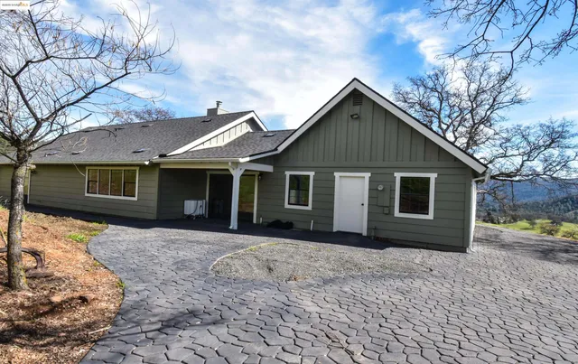 a view of a yard with a tree
