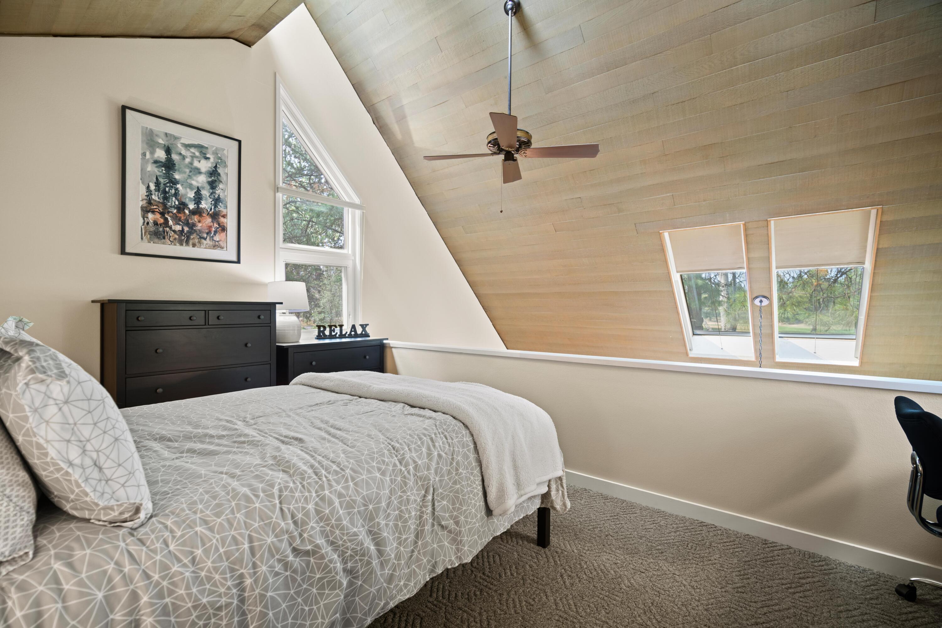 57283 Overlook Road, Unit 11 Sunriver, OR 97707 - Photo 11 of 22 Upstairs loft bedroom.