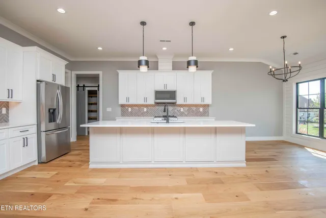 $874,900 | 256 Watercrest Drive, Vonore, TN 37885