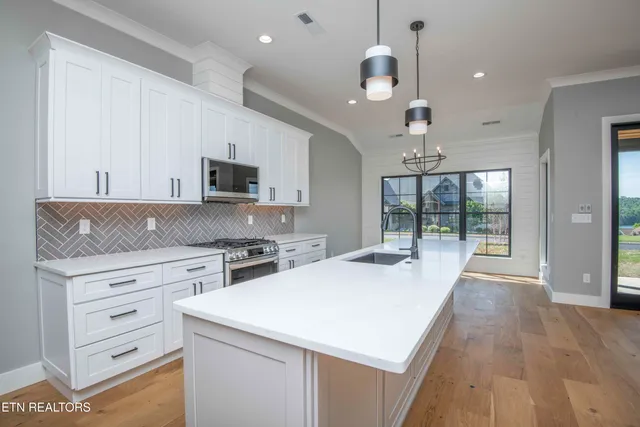 $874,900 | 256 Watercrest Drive, Vonore, TN 37885