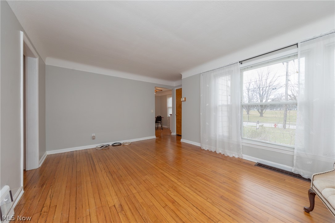 4887 Anderson Road Cleveland, OH 44124 - Photo 4 of 29