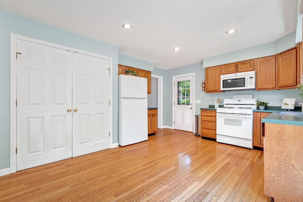 88 Waterfield Road Barnstable, MA 02655 - Photo 4 of 37