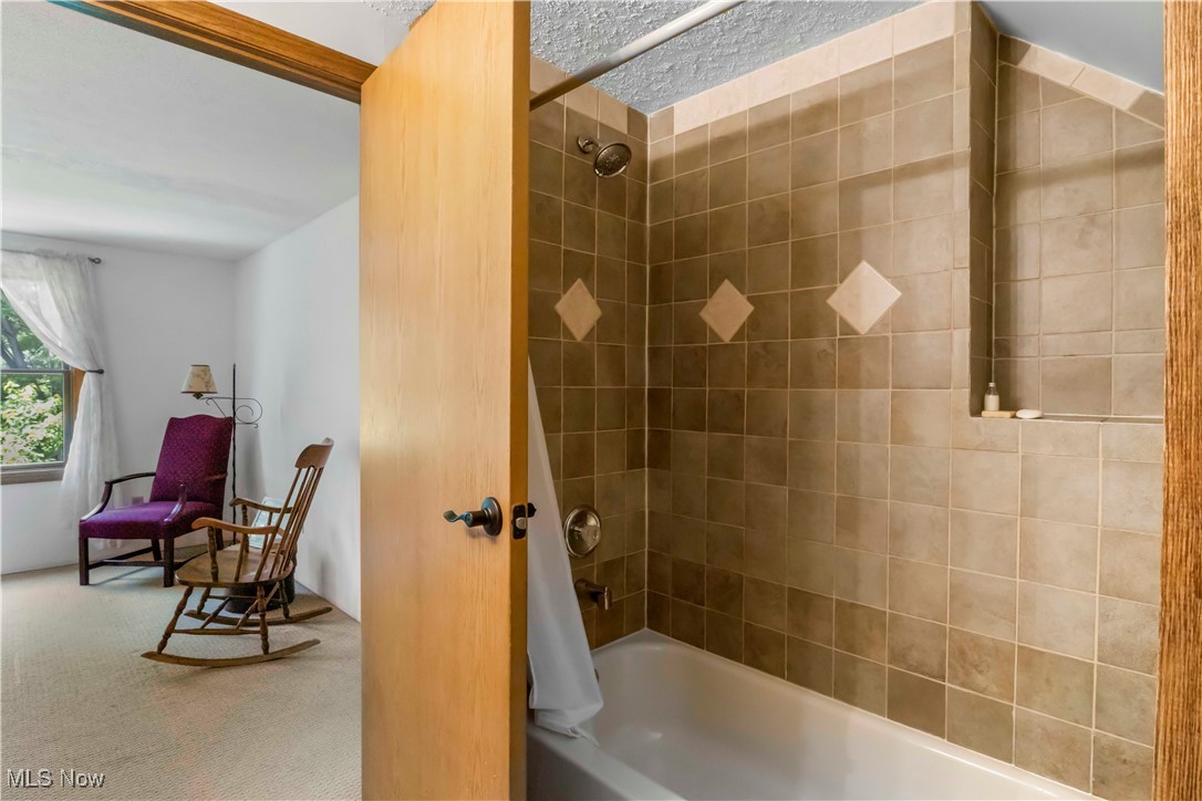1264 Ellsworth Bailey Road Warren, OH 44481 - Photo 36 of 45 Bathroom with bathtub / shower combination