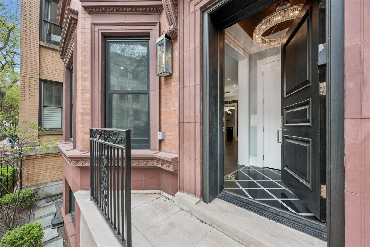 458 West Deming Place Chicago, IL 60614 - Photo 2 of 39 a view of a balcony and a dining room view