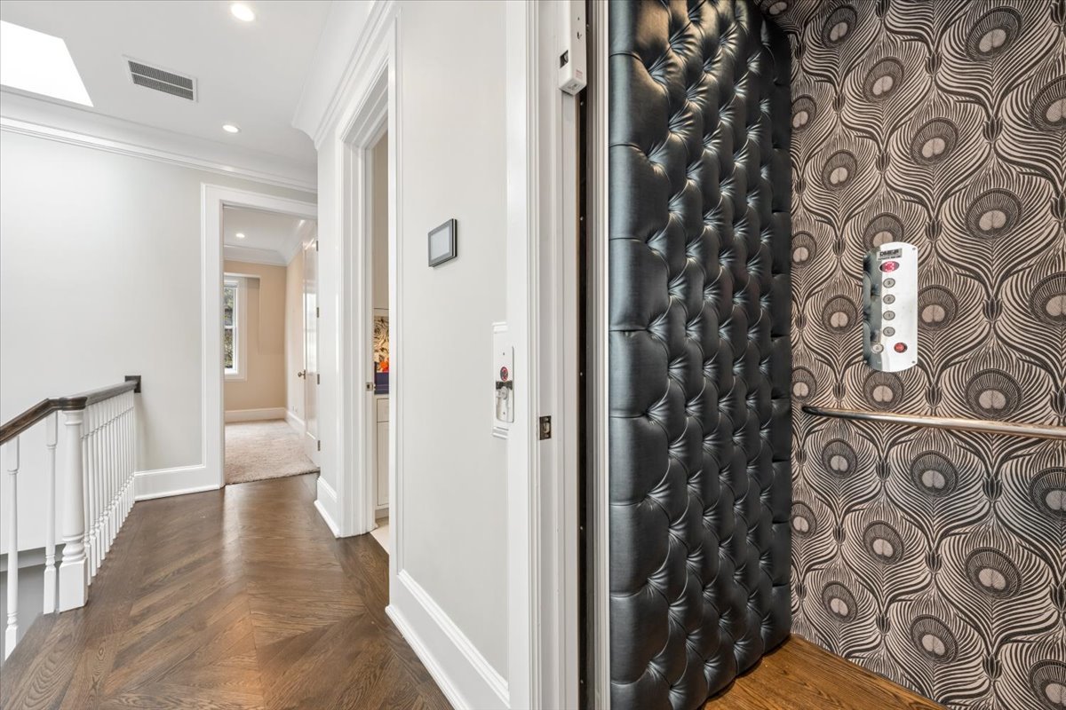458 West Deming Place Chicago, IL 60614 - Photo 22 of 39 a view of a hallway with entryway