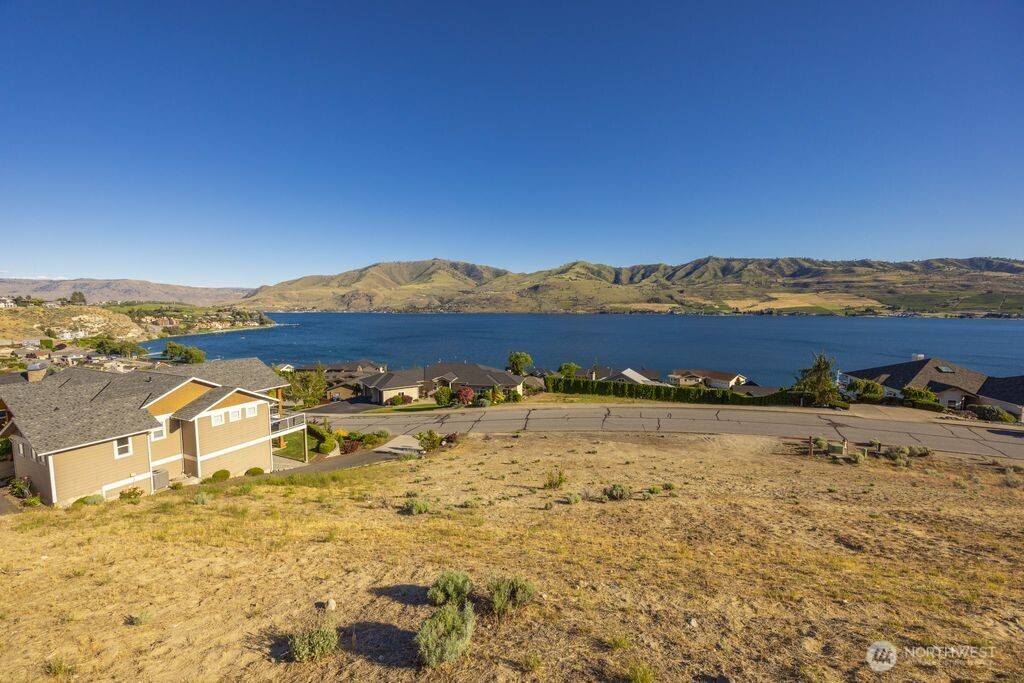 116 Apple Avenue Chelan, WA 98816 - Photo 2 of 30