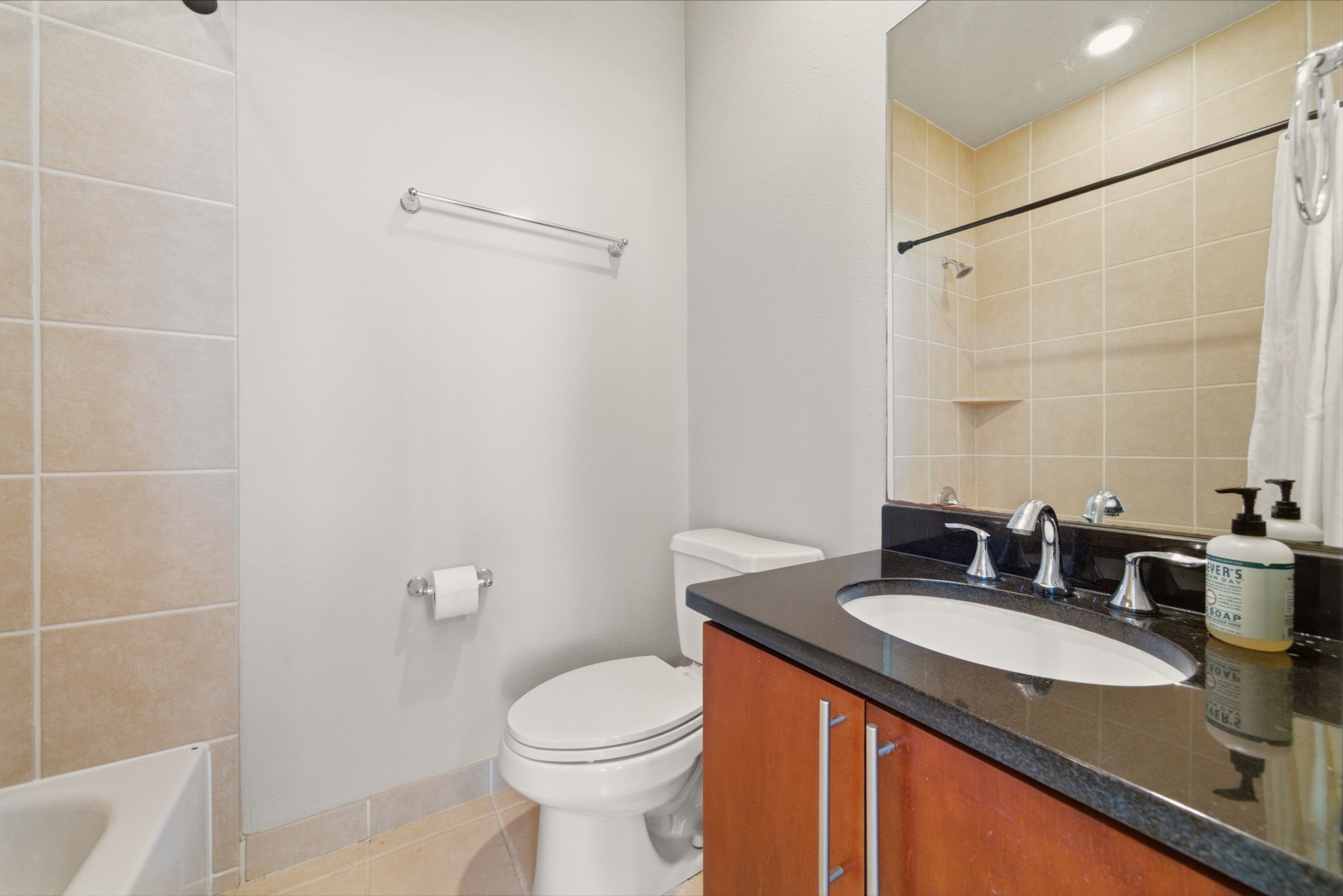 2110 Shearn Street, Unit 16 Houston, TX 77007 - Photo 27 of 37 Ensuite bathroom for 1st floor bedroom. Tub / shower combo