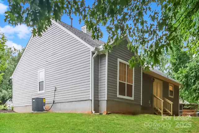 a view of house with backyard