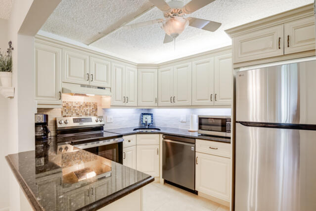 319 Pine Ridge Circle, Unit B1 Greenacres, FL 33463 - Photo 6 of 26 319_Pine_Ridge_B1_8