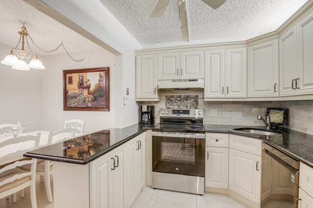 319 Pine Ridge Circle, Unit B1 Greenacres, FL 33463 - Photo 7 of 26 319_Pine_Ridge_B1_9