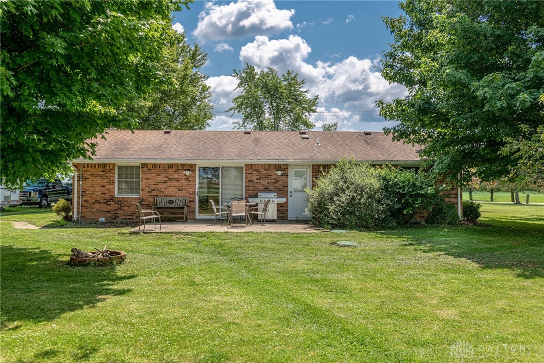 6860 Johnson Road Springfield, OH 45502 - Photo 4 of 31 Back house with patio