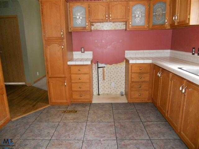 4111 Mapleleaf Road Waterford, MI 48328 - Photo 7 of 12 31135739-6.JPG