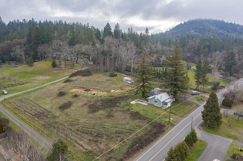 2161 Dowell Road Grants Pass, OR 97527 - Photo 3 of 25 4