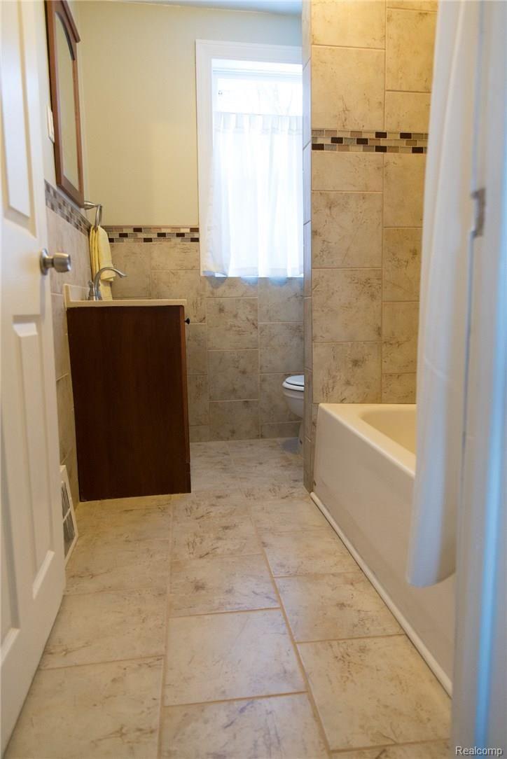 8911 Inkster Road Livonia, MI 48150 - Photo 11 of 40 1st Floor Bathroom (Full bath)