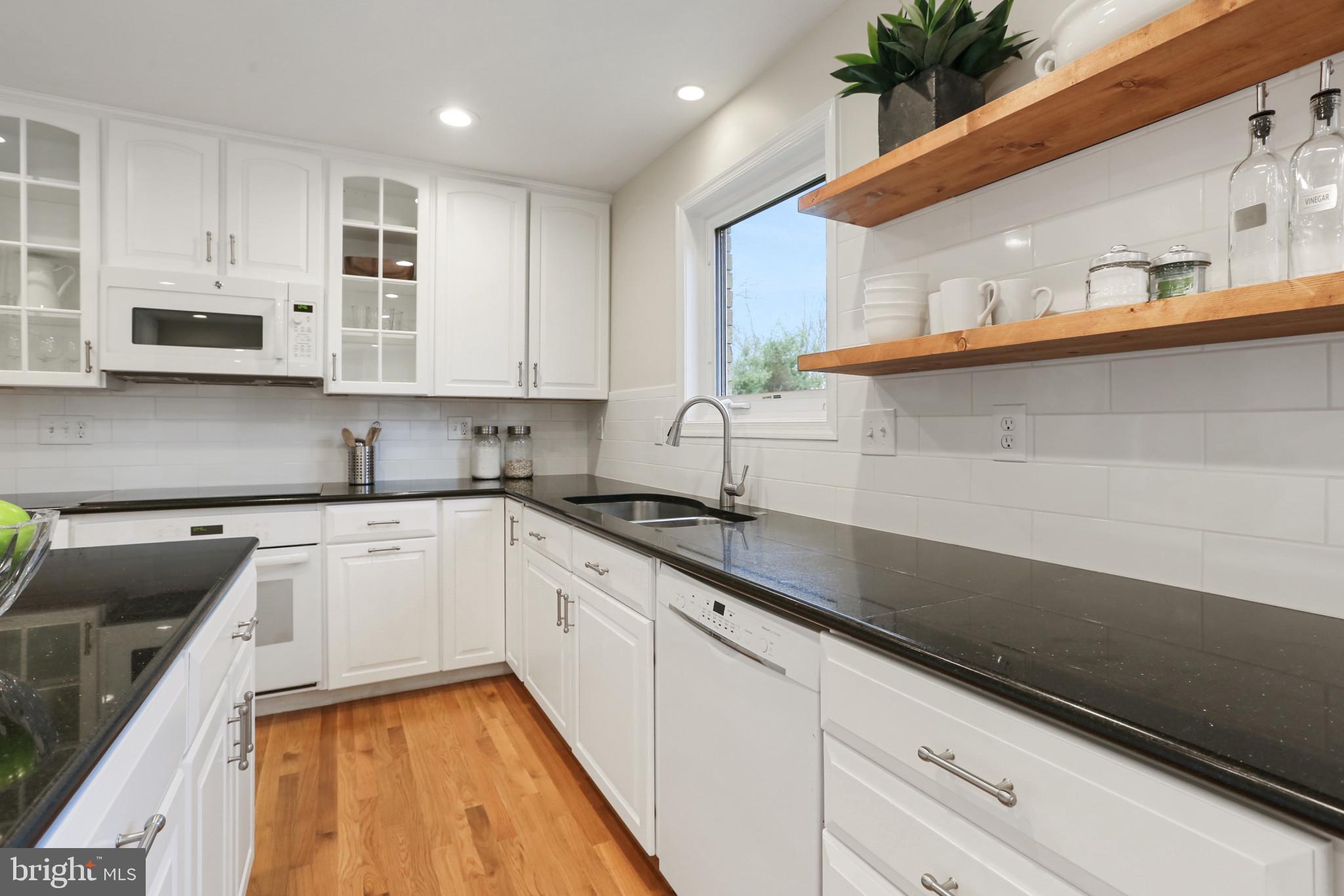 7207 Denberg Road Baltimore, MD 21209 - Photo 18 of 62 Approximately 28 linear feet of counter space