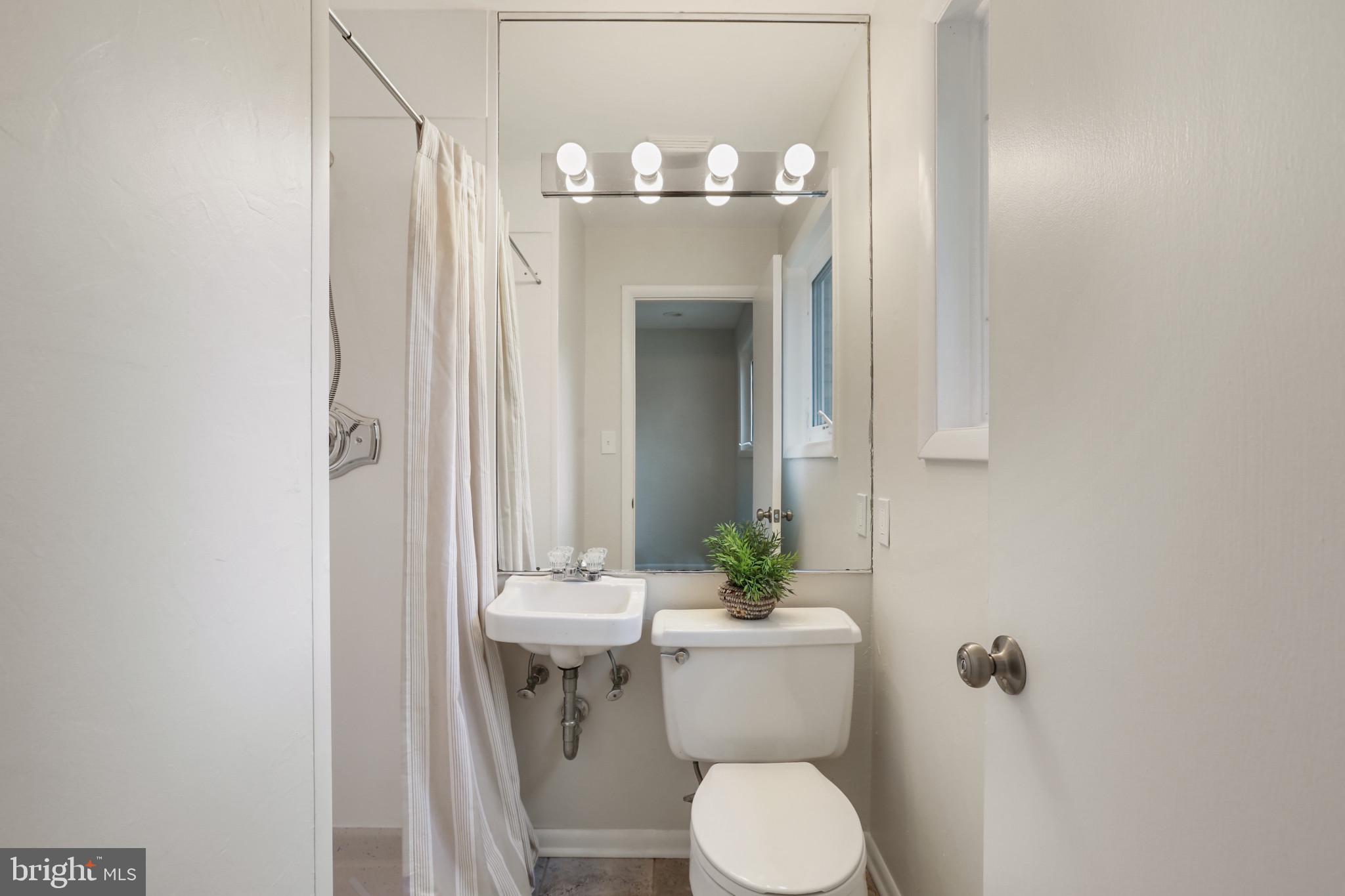 7207 Denberg Road Baltimore, MD 21209 - Photo 45 of 62 Main level full bath