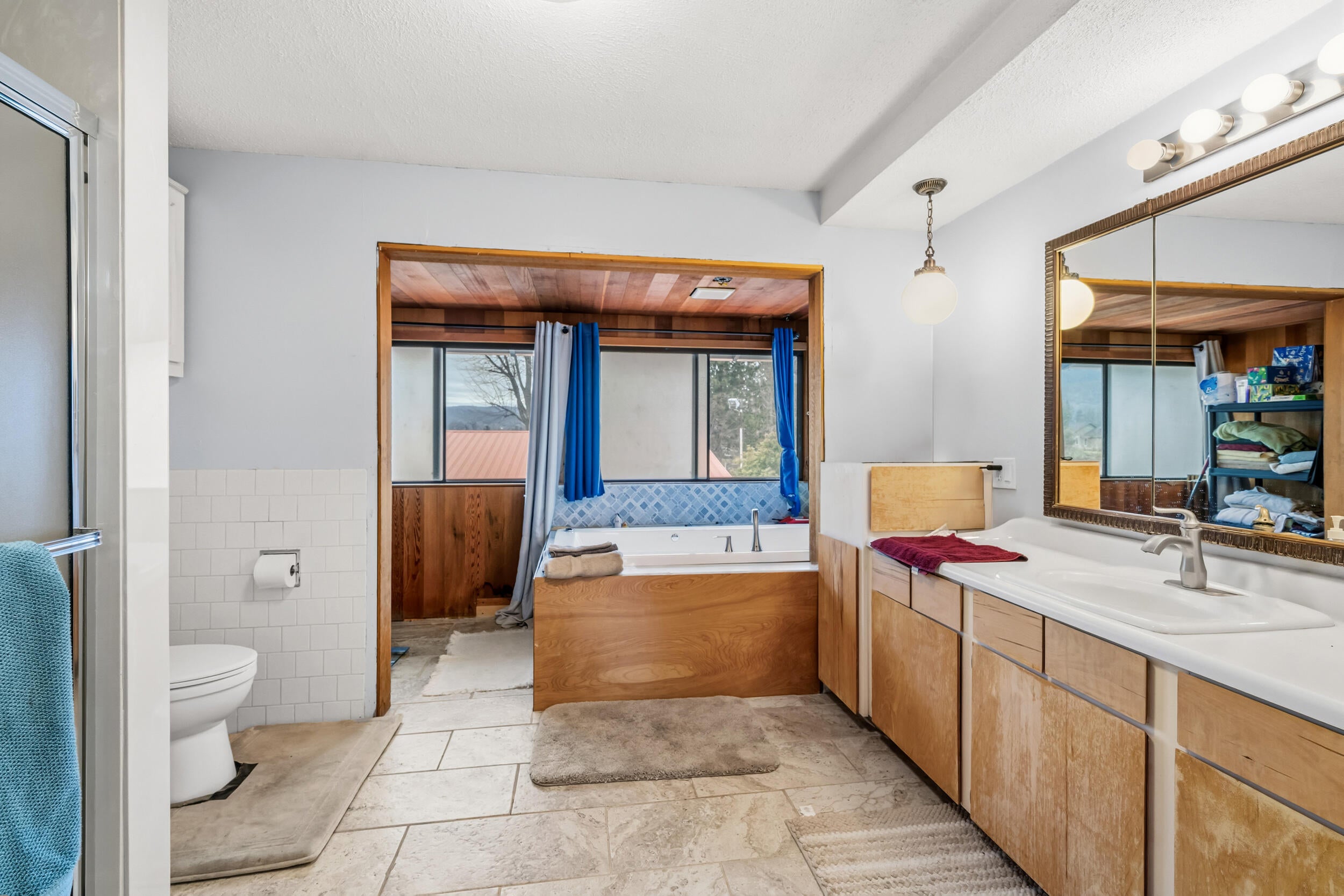 1654 Thomas Road Medford, OR 97501 - Photo 20 of 46 large top level bath with jetted tub