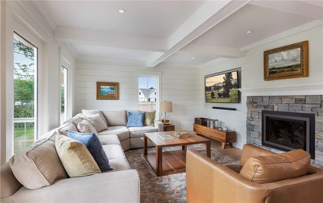 $2,325,000 | 2040 East Main Road, Portsmouth, RI 02871