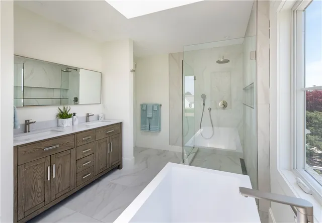 $2,325,000 | 2040 East Main Road, Portsmouth, RI 02871