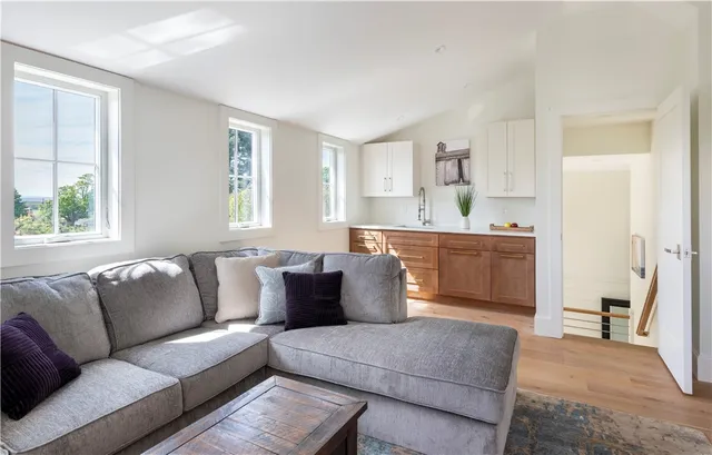 $2,325,000 | 2040 East Main Road, Portsmouth, RI 02871