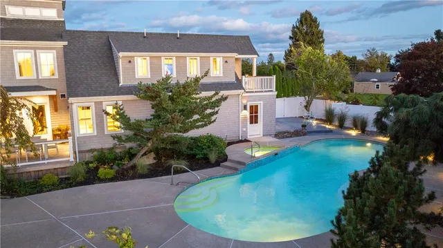 $2,325,000 | 2040 East Main Road, Portsmouth, RI 02871