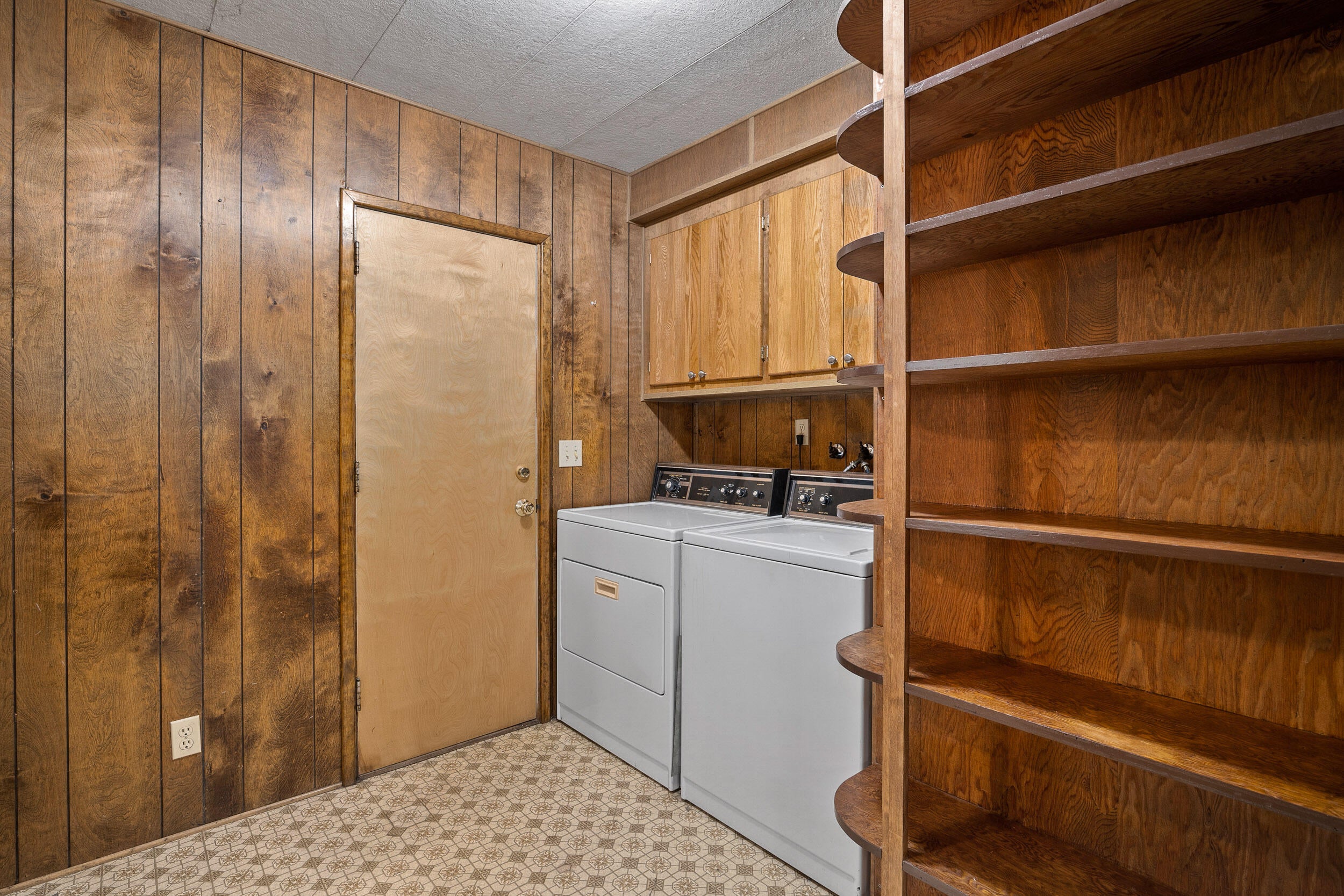 190 Martin Road Cave Junction, OR 97523 - Photo 18 of 43 Laundry Room
