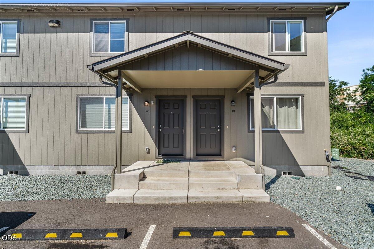 610 North Main Street, Unit 4D Phoenix, OR 97535 - Photo 2 of 20