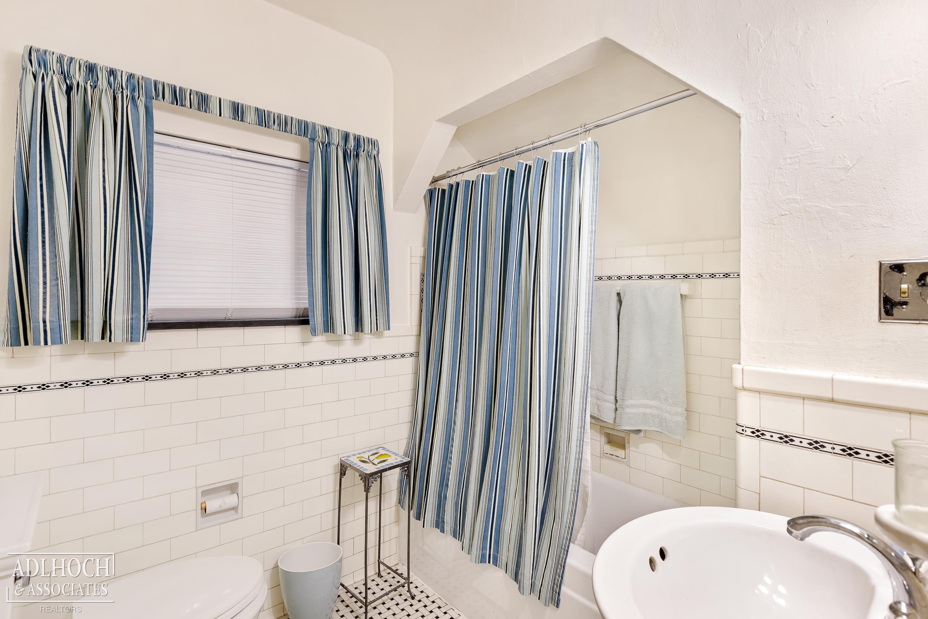 913 Fisher Road Grosse Pointe, MI 48230 - Photo 25 of 34 large hall bath