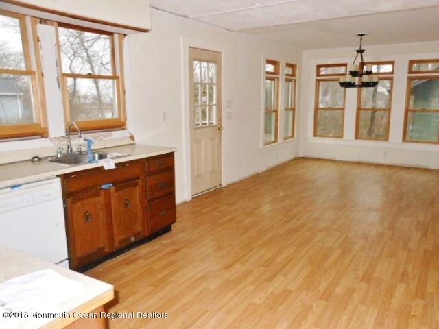 96 West Concourse Keyport, NJ 07735 - Photo 7 of 16 352-513149 - Kitchen and Dining Area - d